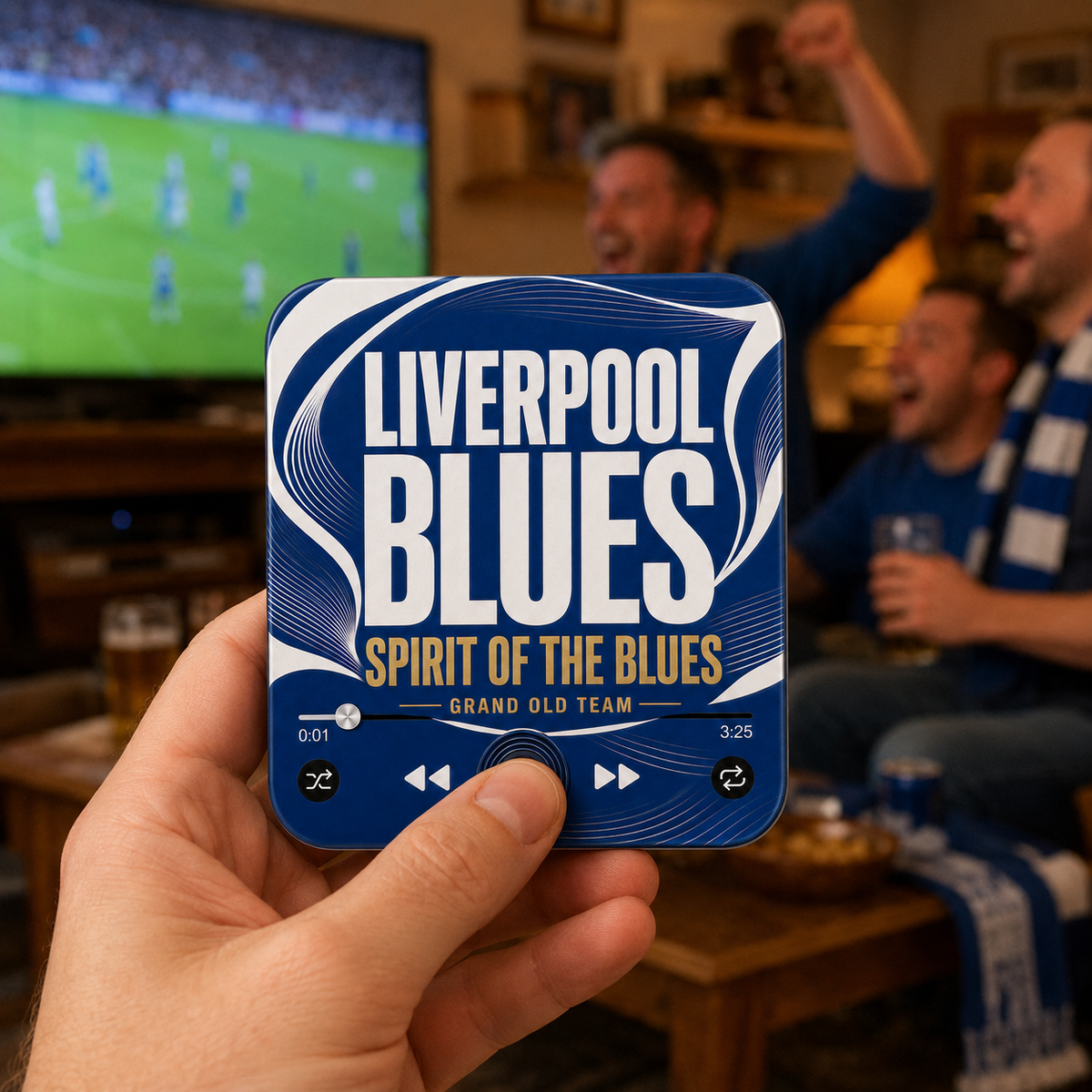Liverpool Blues magnete sonoro da calcio tenuto in mano during a football match at home