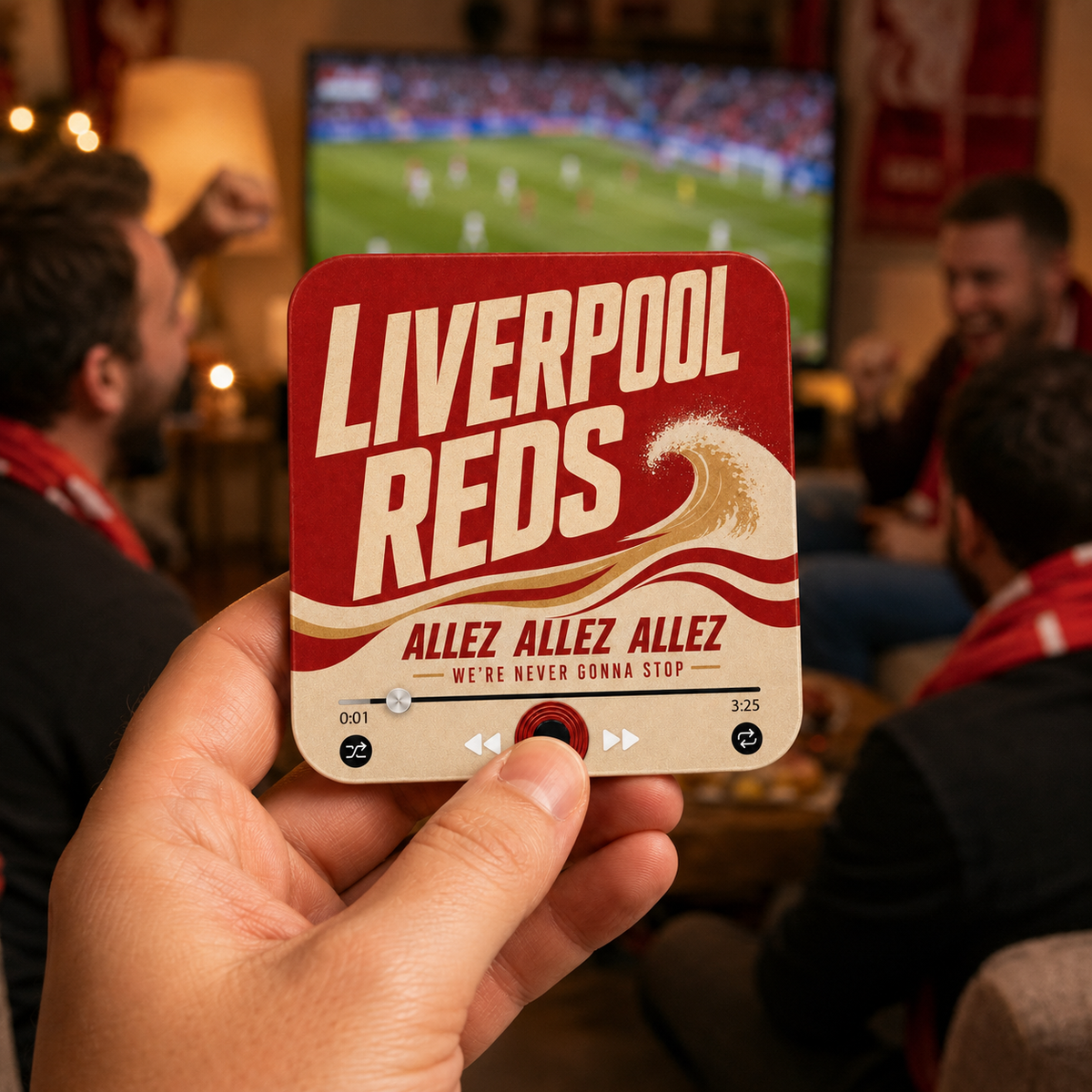 Liverpool Reds magnete sonoro da calcio tenuto in mano during a football match at home