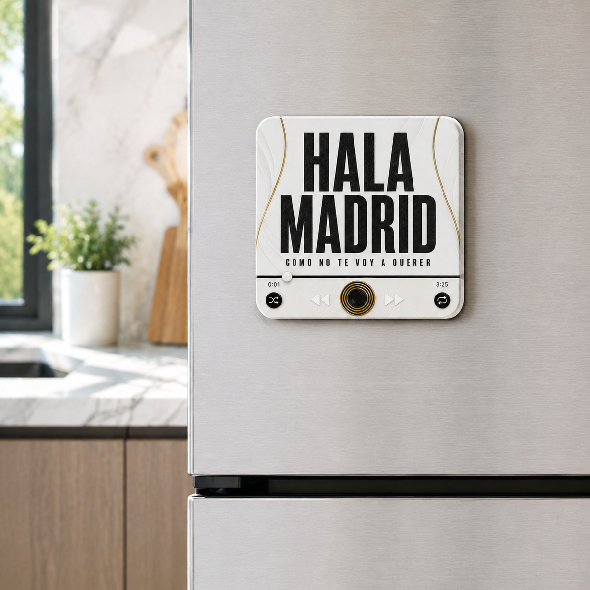Magnete sonoro da calcio Madrid Blanco — su un frigorifero