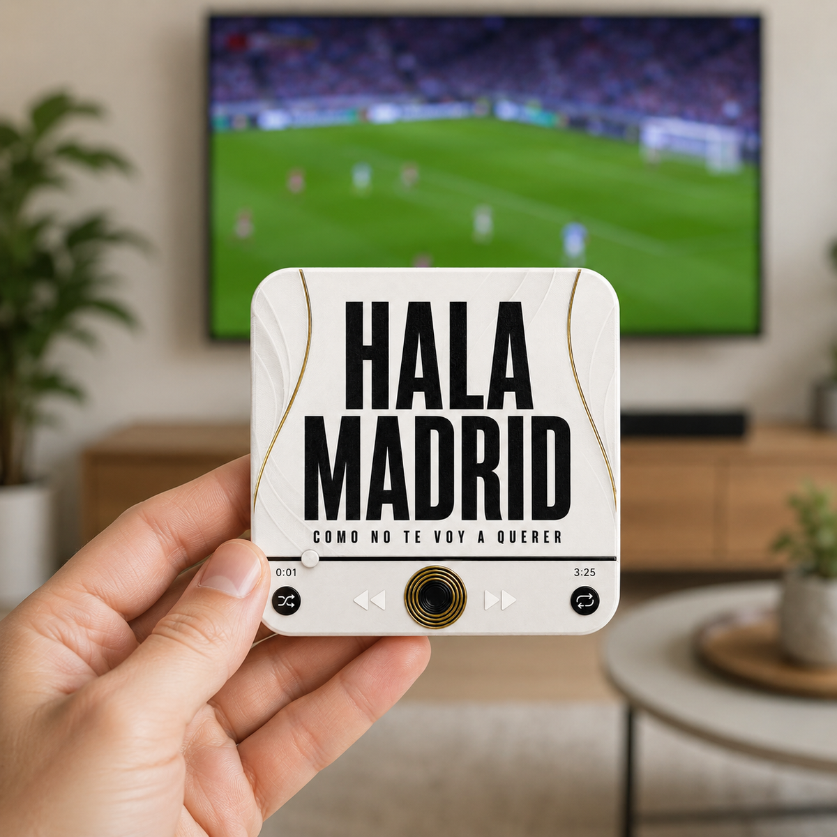 Magnete sonoro da calcio Madrid Blanco — tenuto in mano