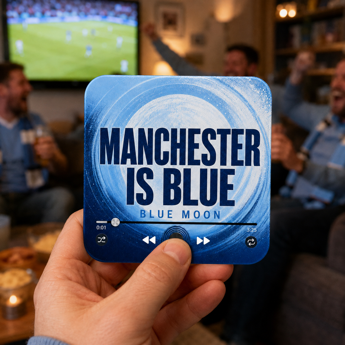 Manchester Is Blue magnete sonoro da calcio tenuto in mano during a football match at home