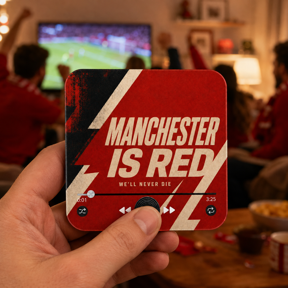 Manchester Red magnete sonoro da calcio tenuto in mano during a football match at home