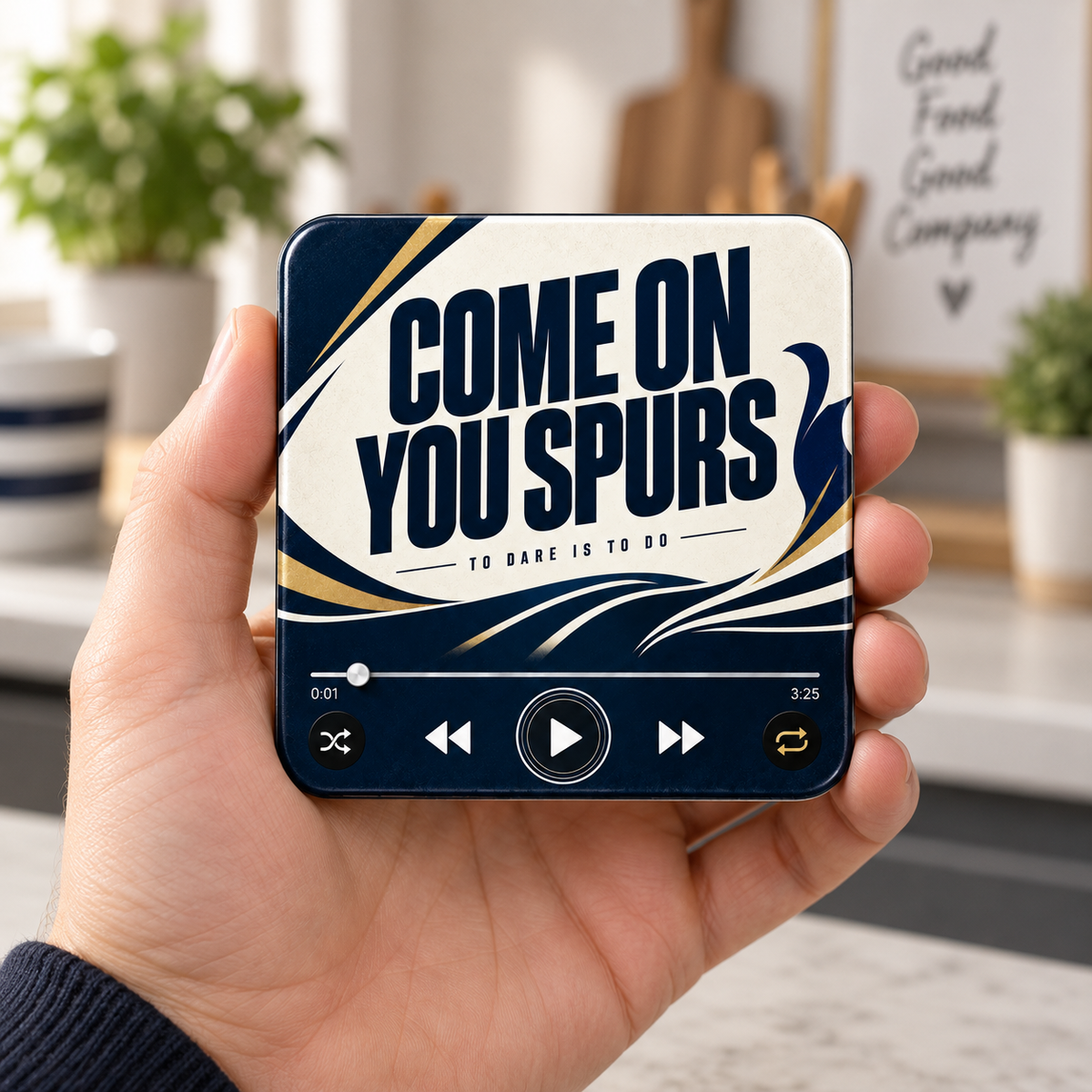 North London White magnete sonoro da calcio tenuto in mano