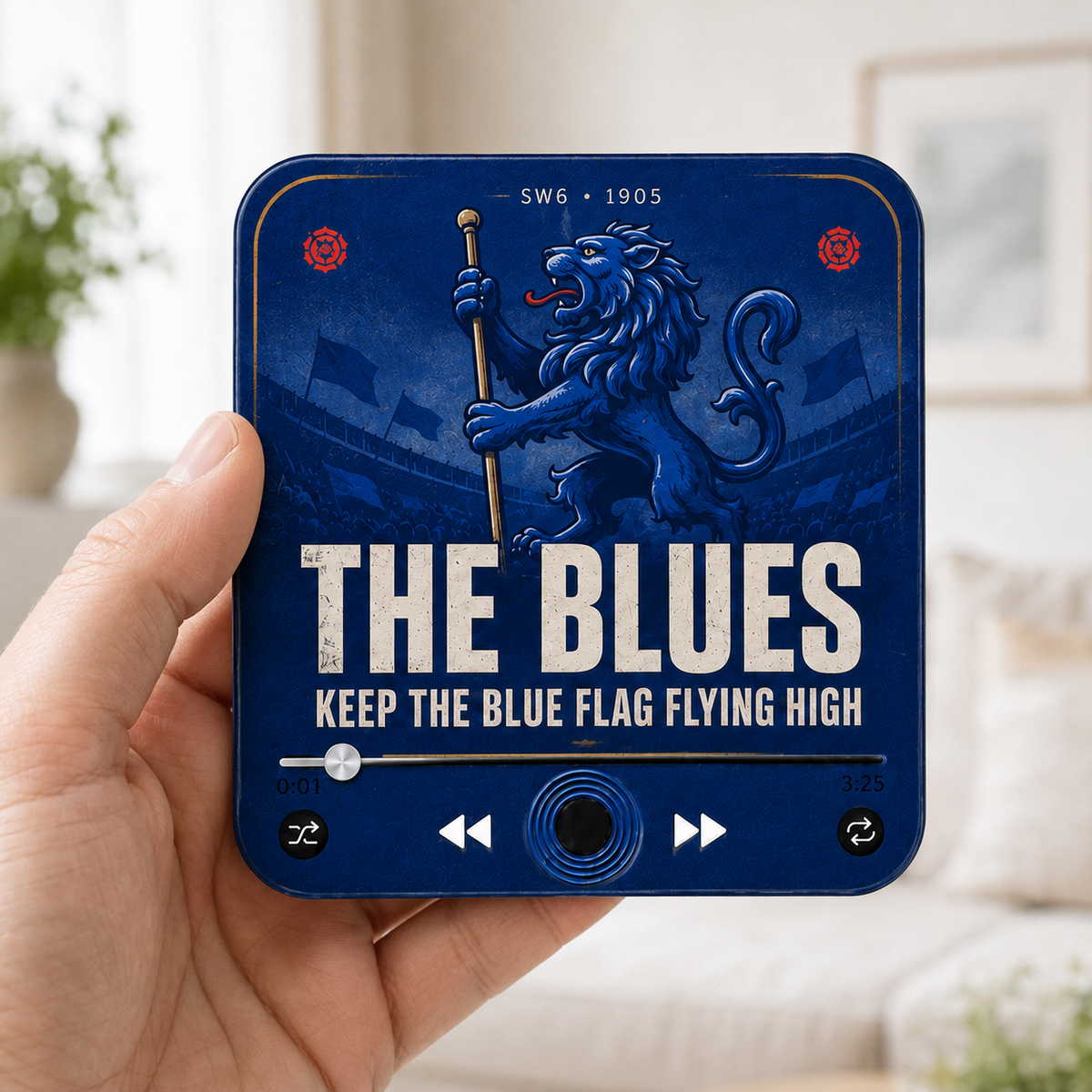 West London Blues magnete sonoro da calcio tenuto in mano